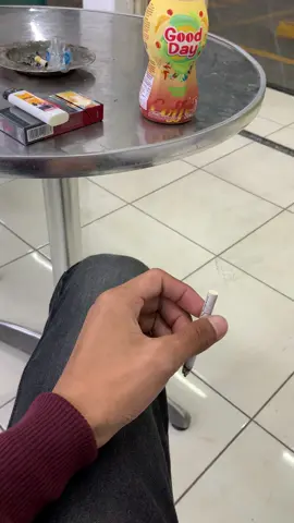 Keluar bntar mampir indomart beli kopi rokok “pulang”