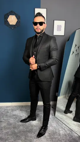 🎩 Look Total Black: Elegancia y Poder 🎩 📸 ¿Por qué el negro nunca pasa de moda? Porque transmite estilo, seguridad y sofisticación en cualquier ocasión. Este traje total black está diseñado para hombres que buscan impactar con su presencia. 💥 🔥 ¿Te atreves a llevarlo? 🔥 👔 Detalles que marcan la diferencia: Corte impecable y moderno Tejido de alta calidad para máxima comodidad Versátil para eventos formales o citas importantes 💬 Comenta: ¿Dónde te pondrías este look? 👇 #eleganciatotal #estiloclasico #totalblack 