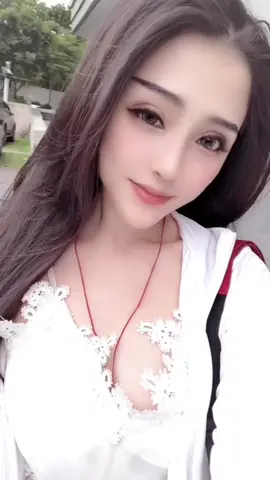 找一個會擁抱你情緒、理解你內心、疼愛你、陪伴你的人。 找一個和你一起成長而不是只會說大道理的人。 找一個你疲累時會抱著你、讓你感到充電的人。 找一個情緒比你穩定的人，在你跌倒時接得住你的人。 #然後不要讓他們碰在一起👅 #穆妍 