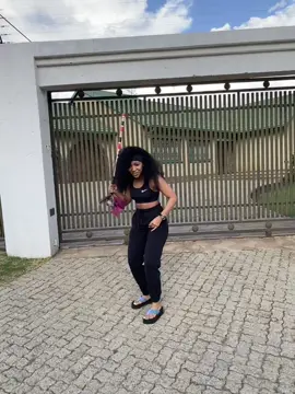 Sengiyutholile eyami Sawubona wembongolo 😂😂🤭 #velilemakhoba #ibhincakazi🥰🥰💃💃 #fyp #viral_video #trendingvideo 