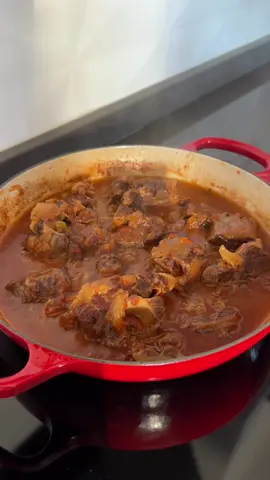 Coda di vitello in umido 🌱 Ingredienti ⬇️ - 1200 g coda di vitello - farina - 1 cipolla  - 200 g carote  - 100 g sedano  - salvia  - 200 g polpa di pomodoro  - brodo vegetale  - sale e pepe ————————— 🌿 cottura lenta per circa 3 ore . المكونات⬇️ - 1200 جرام ذيل لحم العجل - دقيق - 1 بصلة  - 200 جرام جزر  - 100 جرام كرفس  - مريمية  - 200 جرام صلصة طماطم  - مرق الخضار  - الملح والفلفل الأسود  ————————— 🌿الطهي البطيء لمدة 3 ساعات تقريباً  . . #carne #vitello #ricette #EasyRecipes #comfortfood #Recipe #cooking #recetas #asmrfood #xmas #Foodie