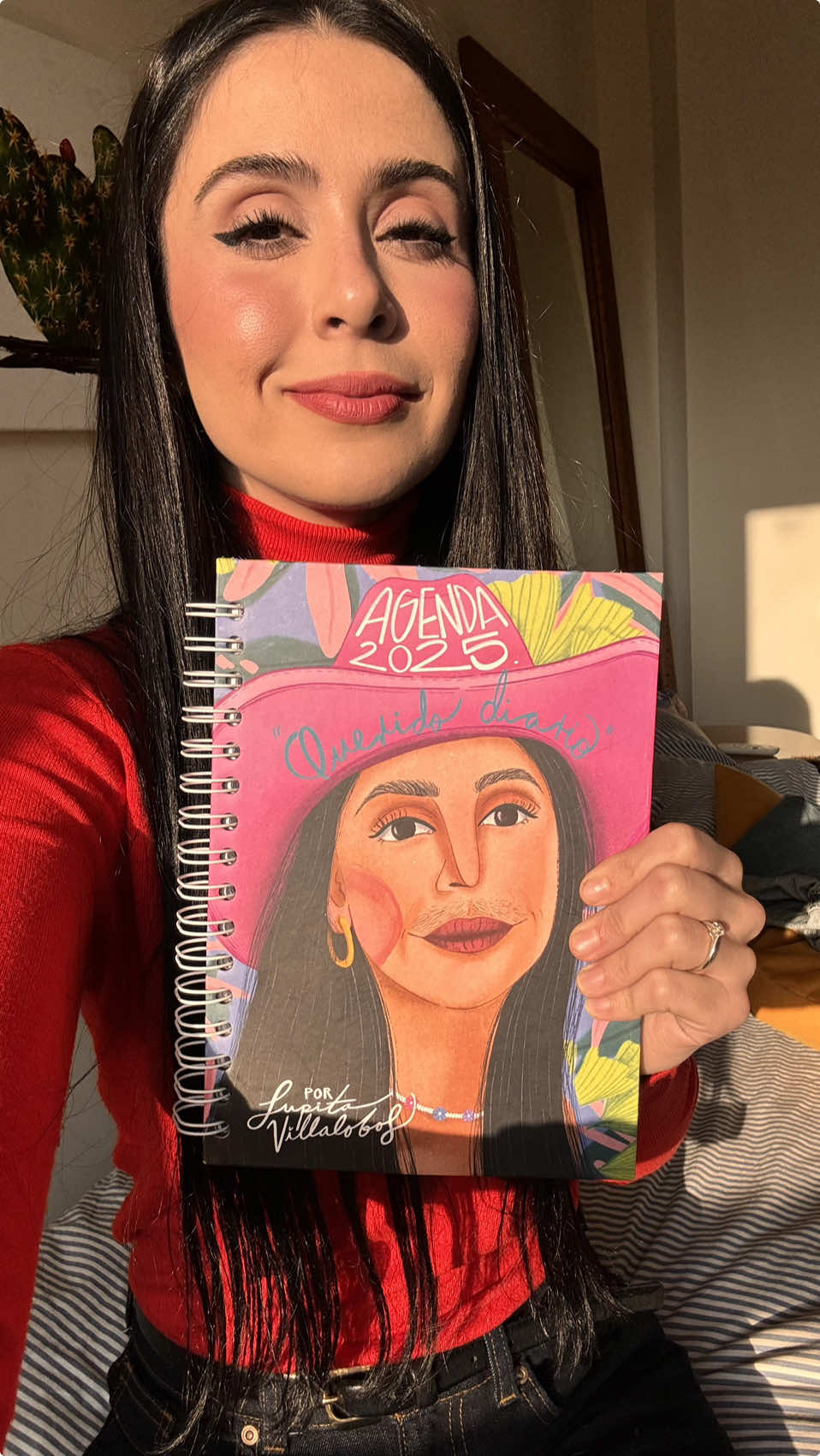 Hoy a las 8:00 PM inicia la pre venta de la mejor agenda del mundo! MI DIARIO AGENDA 2025! 🥹💖 Estoy muy emocionada! Las que están en este chat desde hace mucho saben que hace mas de dos años tenía este sueño, querer sacar una agenda inspirada en mi “querido diario” de cuando era niña, esta agenda tiene algunas “frases celebres” y “pensamientos que pensé” de lo que escribía cuando era niña, super alucin, incorrecta y medio rara jajaja pero de verdad que la hice con todo el amor del mundo! Espero que las personas que la obtengan les guste! Son pocas piezas jejeje LOS KIEROOOOO!#lupitavillalobos #queridodiario 
