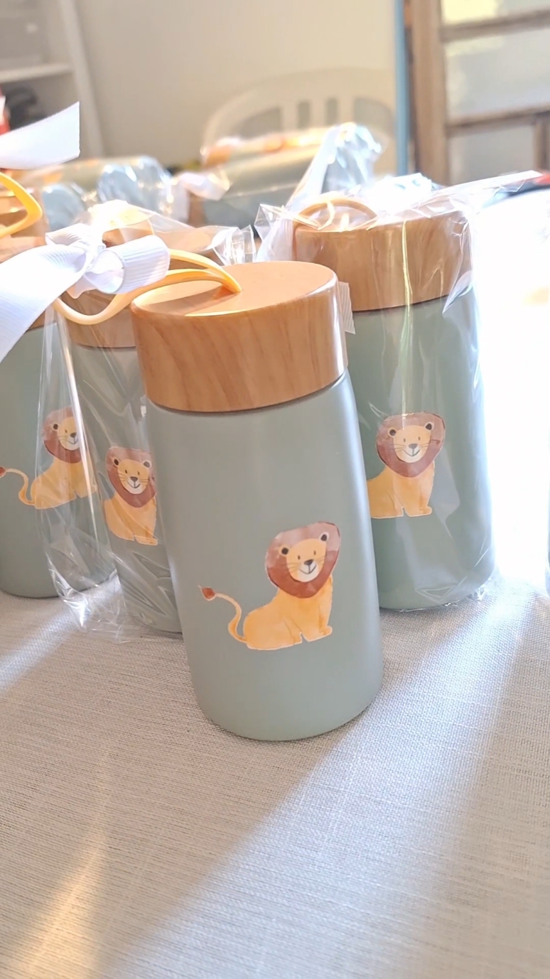 Garrafinhas de Inox Térmicas para um aniversário especial! Garanta agora a AGENDA 2025 com valores 2024 Garrafinhas 250 mls Térmicas de Inox - 40,00 cada de 10 a 19 unidades  - 38,00 cada de 20 a 49 unidades  - 35,00 cada acima de 50 unidades  WhatsApp é 11 98476-7799 (link direto no perfil) #garrafaspersonalizadas #festainfantil #festasafari #lembranças #lembrançaspersonalizadas 