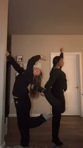 this trend but with two people🤣 #fyp #trending #dance #bestfriend #tiktok 