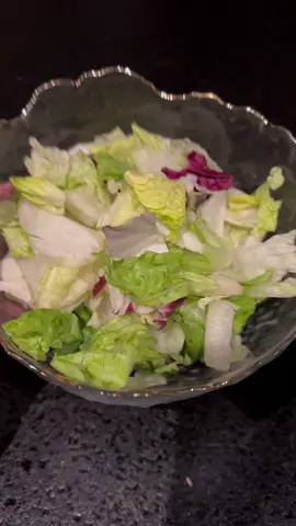 este tip te va a encantar porque tus ensaladas se conservarán crujientes y sin oxidarse usando las bolsas Reynolds en tamaño grande. Así CERO DESPERDICIOS. 