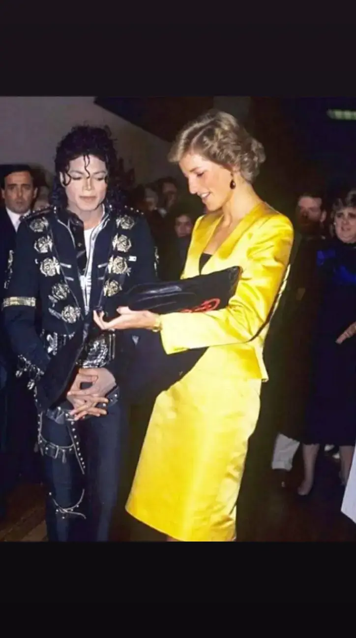 En esta foto detrás de las escenas, la princesa Diana y Michael Jackson tuvieron un encuentro memorable antes de su concierto en el estadio de Wimbley el 16 de julio de 1988. MJ había omitido 'Dirty Diana' de la lista de canciones como señal de respeto, pero la princesa Diana le reveló que Dirty Diana era sorprendentemente su canción favorita. 😍 😍  #michaeljackson #kingofpop #moonwalk #ReyDelPop 