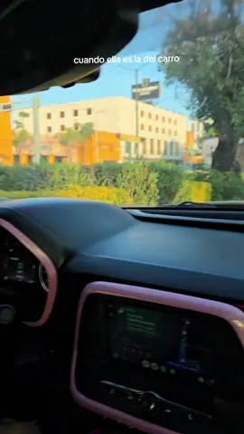 cuando ella es la del carro