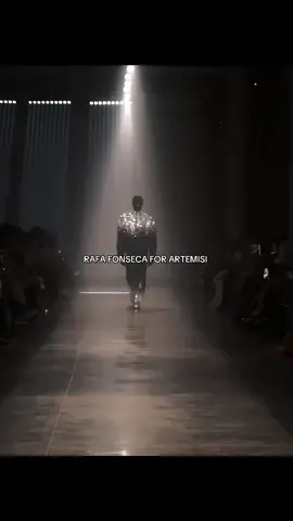 the way that it glistens and shimmerrr 🖤✨ @Vogue #fyp #rafafonseca #SuperModel #artemisi #voguemagazine #catwalk #malefashion #pfw #mfw #nyfw #fashionshow #foryoupage #model #wyncore #win4wyn #trendingsound #newfashion #couture #chic #niche 