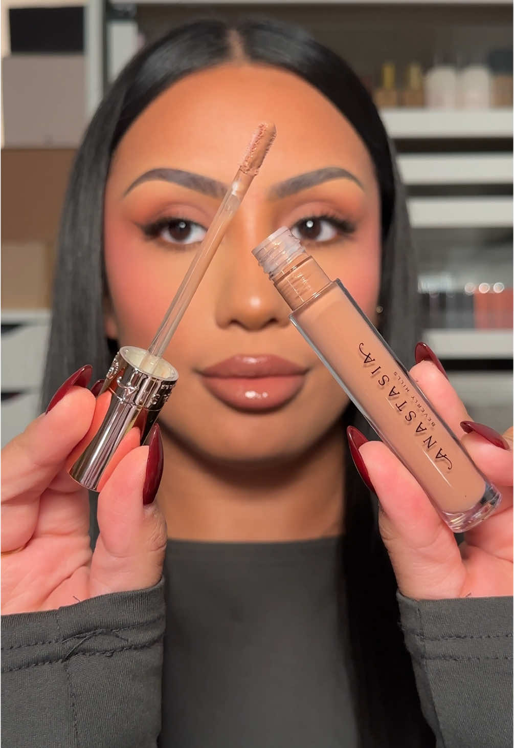 trying out this gloss in the shade “latte”🤎☕️  #lipgloss #brownlipgloss #lipcombo #abhlipgloss #lipglosstryon #makeuptryon #lipglossswatch #giftguide #ttsdelight #tiktokmakeup #tiktokshopblackfriday #tiktokshopcybermonday 
