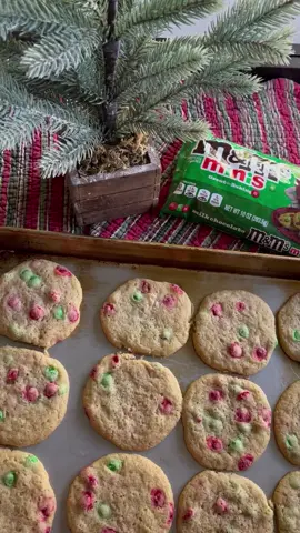 𝘊𝘩𝘳𝘪𝘴𝘵𝘮𝘢𝘴 𝘔&𝘔 𝘤𝘰𝘰𝘬𝘪𝘦𝘴🎄🎁cd: 39 days☃️❄️#christmas #baking #foryou #snow #new #viral #fyp #holiday #foryoupage #christmasaesthetic 