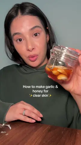 Replying to @hamidahsworld how to make garlic & honey for clear skin🫶🏽 #garlicforclearskin #garlicandhoney #garlicandhoneybenefits #garlicandhoneyrecipe 
