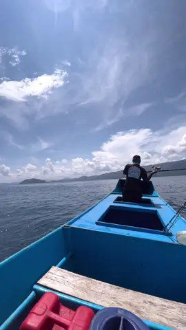 Top water game 💣🎣💥 Rod sinpaa 83 hiramasha 5-8 @ZENAQ  Lure popper 100gr @fakeangler_store  #Zenaq #zenaqrod #sinpaa83hiramsaha #popping #fishing #topwaterfishing #topwaterlures #rajaampat #fakeanglerjayapura #ryoariffishing