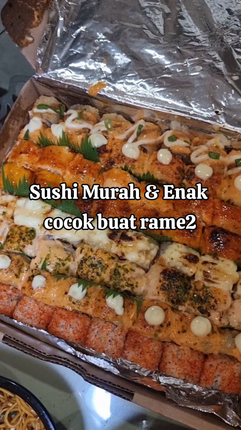 Ide buat kasih ultah temen! Beli aja di ojol ya guys.. Murah dan enak juga sushinya. Bisa buat rame2 makan sama temen kantor juga.. 📍Sushi Mate #sushi#sushimate #sushimurah #sushiparty #sushilover #birthdaycake #birthdaysushi 