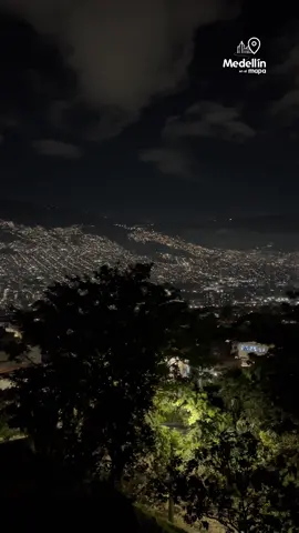 ¿Desde qué lugar nos ven? 👀 #MedellínEnElMapa #Medellin #Colombia #LaCiudadDeLaBelleza #TourNocturno #parati #fyp #MiradorElPicacho #Mirador #Tour #TourMedellín #f 