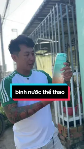 lên tiếp cho mọi người bình nước thể thao