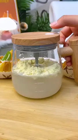 Automatic mixing cup