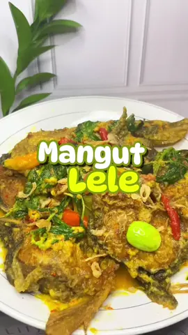 MANGUT LELE  Bahan :  1 ekor lele uk besar 2 buah tomat  Daun kemangi secukupnya 1 sct santan kara Pete & cabe rawit utuh (optional) Air dan minyak secukupnya Bumbu halus :  5 siung bamer 5 siung baput 3 cm jahe 3 cm kunyit 2 cm kencur 3 butir kemiri Cabe rawit + merah sesuai selera Bumbu cemplung :  2 btg sereh 4 lmbr daun salam 3 cm lengkuas seasoning :  1 sdm gula  1 sdm kaldu ayam 1/2 sdm sasa 1/4 sdm garam selamat mencoba🥰🔥  #mangutlele #lele #olahanlele #masak #masakanrumahan #masaksimple #belajarmasak #fyp #masaktiktok #reseptiktok 