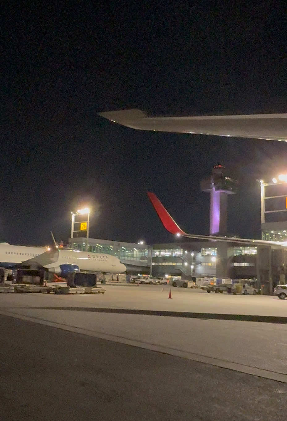 JFK AIRPORT TONIGHT DELTA RAMP T4.                         #tiktokaviation #aviones #aviação #pilotview #airplane #airport #aviacion #pilotosentiktok #jfkairport 