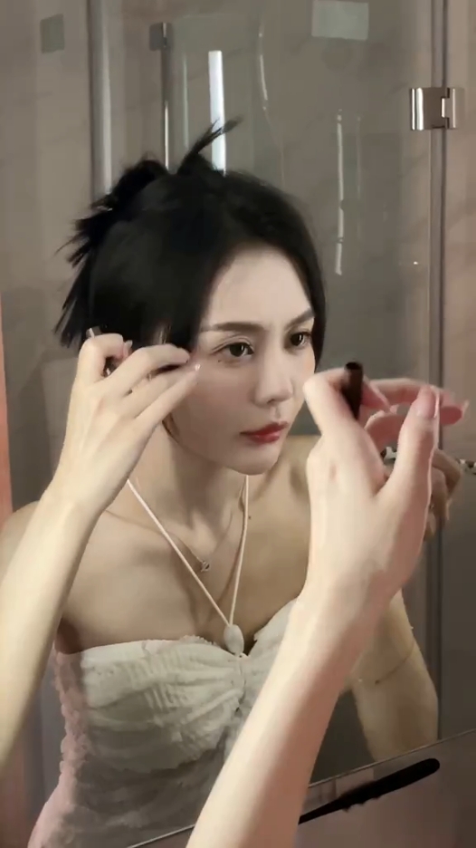 打扰了正在化妆的女朋友🤭😅😅 #chinesegirls #chinesehanfu #yueexegirl #yueexedouyin #chinesecutegirls 