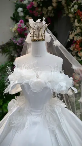 Mẫu mới cho nàng yêu thích phong cách nhẹ nhàng #tiemvaycuoiromy #romywedding #xuongaocuoiromy #vaycuoiromy 