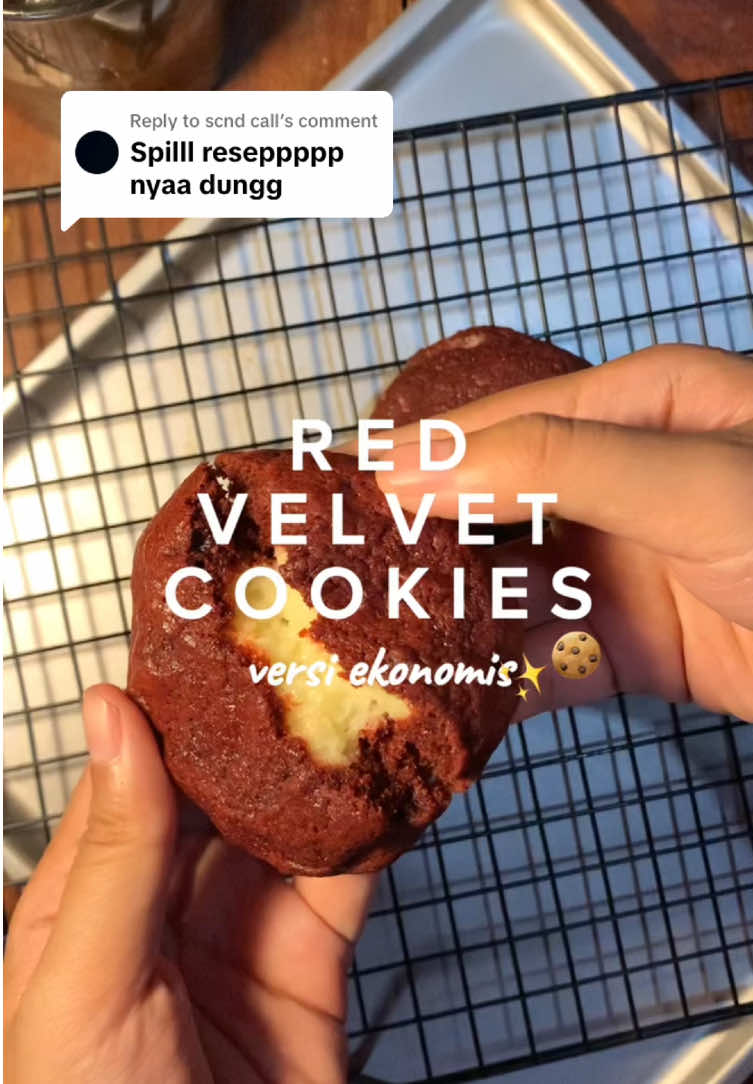 Replying to @scnd call hari ini aku restock cookies lagi pakai bahan2 yg gampang biar kalian bisa ikutan recook!! 😍 anw aku recook resepnya dari chef @Luvita Ho 🫶🏻✨ isian cookies  - 175gr spread cheese dari prochiz - 25gr gula halus - 1/2 sdt essence vanilla adonan cookies : - 110gr butter margarine - royal palmia (aku udah sering banget pakai ini dan hasilnya selalu soft) - 40gr brown sugar dari @Aromanis Sugar (selain bikin wangi brown sugar dari aromanis ini bisa buat masakan sampai mpasi)😍 - 95gr gula castor - aromanis  - 1 jumput garam - 1 butir telur - 1 sdt essence vanilla - koepo2 - 1 sdt pewarna - cross - 185gr tepung terigu pro sedang - segitiga biru - 1/2 sdt baking soda - 8gr cocoa powder - bendico tips biar cookies kalian berhasil  *pengalamanku - waktu ngaduk adonan jgn sampai overmix - diamkan adonan cookie di chiller/freezer min 30 menit (lebih lama lebih OK) - ⁠panaskan oven sebelum dipakai 💗🩷 #redvelvet #resepsoftcookies #resepcookies #baking #bakingtime #idejualan #cookwithme #fypp 