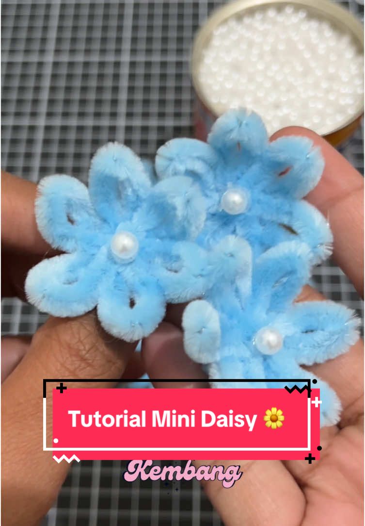 Tutorial Mini Daisy kawat bulu 🌼💐. Buket bunga buat wisuda/sempro/ulang tahun pasti bagus banget kalo ada bunga Tulip ini. Next kalian mau tutor bunga apa? . . #kelopakembang #buketbunga #buketsidoarjo #buketsurabaya #pipecleanerflowers #buketkawatbulu #buketmurah #buketwisuda #pipecleanerart #tutorial #tutorialkawatbulu #tutorialpipecleaner #buketsempro #buketwisuda #CapCut
