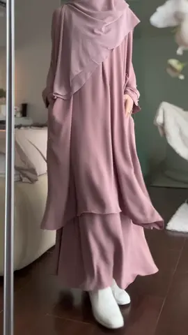 Membalas @zee  jangan lupa daftar live dulu ya, biar gak lupa🤗, guys bantu dong cariin nama yg pas buat one set anti uv ini🙏🏻😭