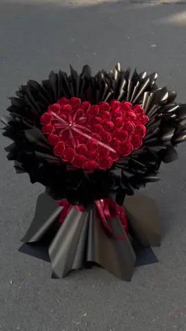 Khi em yêu đúng người, em không cần phải trưởng thành. Khi họ yêu em, họ sẽ yêu cả tính trẻ con & những tật xấu của em ❤️ #hoa #hoasáp #florist #flowers #tiệmhoanhànhi 