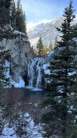 Surreal view ✨#fyp #foryou #canada #canadianrockies #mountainlife #mountainsarecalling #winterhiking #waterfall #chasingwaterfalls #surreal #kananaskis 