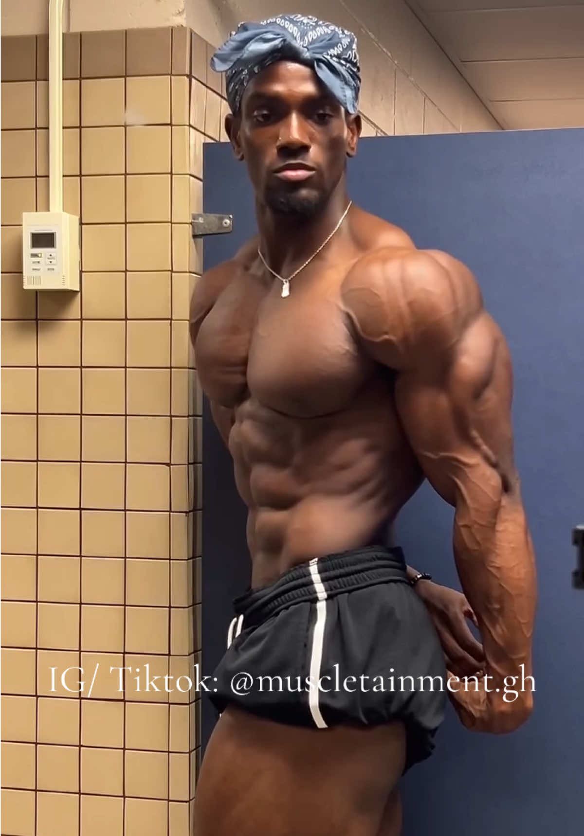 #muscletainmentgh #pecbounce #muscleworship #bodybuilder #bodybuilding #sexyguys #sexyblackmen #pecbouncechallenge #darkhumour #gymguys #usa🇺🇸 