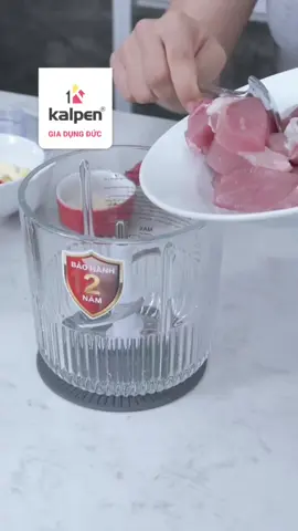 🇩🇪🇩🇪 MÁY XAY THỊT ĐA NĂNG KALPEN OL1 - XAY CẢ THẾ GIỚI 🇩🇪🇩🇪 Cuối cùng cũng về được em máy xay đa năng đỉnh của đỉnh cho cả nhà đây ạ, chưa thấy cái máy nào nó nhiều cối tiện như vậy lunnnn 😍😍 ✔️ Đa chức năng với nhiều cối xay tiện lợi, vừa xay thịt, xay cua, xay cá hay làm cối riêng xay đồ ăn dặm cho bé, xay đồ khô,... ✔️ Công suất lớn 450W với động cơ bằng đồng, giúp máy xay nhuyễn mọi thực phẩm nhanh hơn nhưng độ ồn lại rất thấp. ✔️ Lưỡi dao kép 4 cánh và lưỡi dao 2 cánh sắc bén được làm bằng inox 304 an toàn, không bị han gỉ và bền bỉ với thời gian. ✔️ Hai chế độ xay giúp điều chỉnh độ thô mịn theo ý muốn. Số I xay chậm, số II xay nhanh. ✔️ Các cối xay được làm bằng thuỷ tinh cao cấp, cối inox 304, nhựa nguyên sinh an toàn cho sức khoẻ. ✔️ Tính năng an toàn khi máy chỉ khởi động khi các phụ kiện được lắp đúng khớp. ✔️ Tấm đệm silicon chống trơn trượt, giữ máy ổn định và chế độ tự ngắt khi quá tải đảm bảo an toàn cho người sử dụng. ✔️ Thiết kế nhỏ gọn, sử dụng đơn giản và dễ dàng vệ sinh. ✔️ Phụ kiện đi kèm: 1 cối thuỷ tinh 1L, 1 cối inox 600ml, 3 cối nhựa 600ml, 1 lưỡi dao kép 4 cánh, 1 lưỡi dao 2 cánh, tấm lót silicon. ✔️ Bảo hành chính hãng 24 tháng. 📍 Giá bán lẻ: 920k free ship TQ.