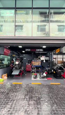 ร้าน70Garage Performance ตั้งอยู่ซอยรามอินทรา70 ร้าน70Garage Performance รับเซอร์วิสรถBigbike และ รถScooter มีบริการเปลี่ยนยาง ถ่วงล้อ ร้านอยู่ซอยรามอินทรา70 สนใจสอบถามและนัดคิวโทร 085-8446631 #70Garage #Pirelli #ซ่อมBigbike #FORZA350 #Xmax #ADV350 #Lambretta #X300
