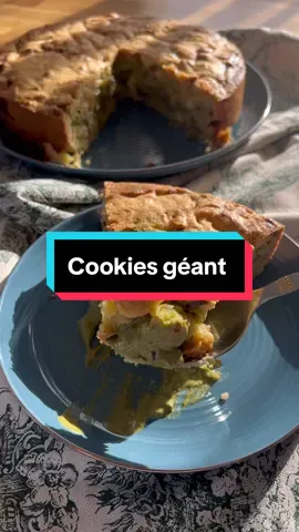 Cookies Géant à la pâte de pistache de chez @pistachio__pi  un pur régal 😋😋😋 600 g de farine  225 g de beurre mou  200g de cassonade  3 oeufs 1 pincée de sel  1 cuillère à soupe d’extrait de vanille 100 g de pépites de chocolat blanc 50g de pistache entière  3 à 4 cuillères à soupe de pâte de pistache  Cuire au four préchauffé à 180 degrés pendant 45 minutes ( n’hésitez pas à surveiller la cuisson) 600 غرام دقيق  225 غرام زبدة طرية  200 غرام سكر بني  3 بيضات 1 رشة ملح  1 ملعقة كبيرة من الفانيليا سائلة  100 غرام من رقائق الشوكولاتة البيضاء 50 غرام فستق كامل  3 إلى 4 ملاعق كبيرة من معجون الفستق  تطهى في فرن محمى على حرارة 180 درجة لمدة 45 دقيقة (لا تترددوا في مراقبة الطهي) #cookies #cookiesoftiktok #tunisia #algeria #marocco #france 