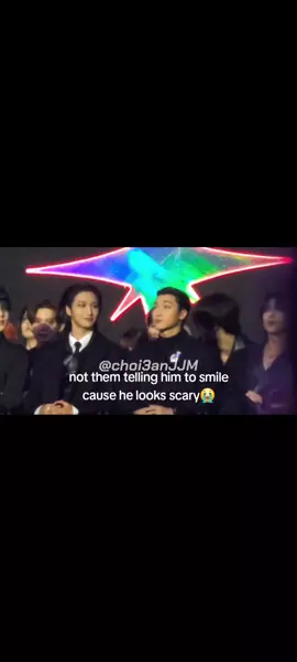 hongjoong saw san on the big screen and thought he looked kinda scary, so he told him to smile😭 and mingi laughing his ass off🤣🤣  #san #mingi #hongjoong #seonghwa #ATEEZ #KPOP #FYP 