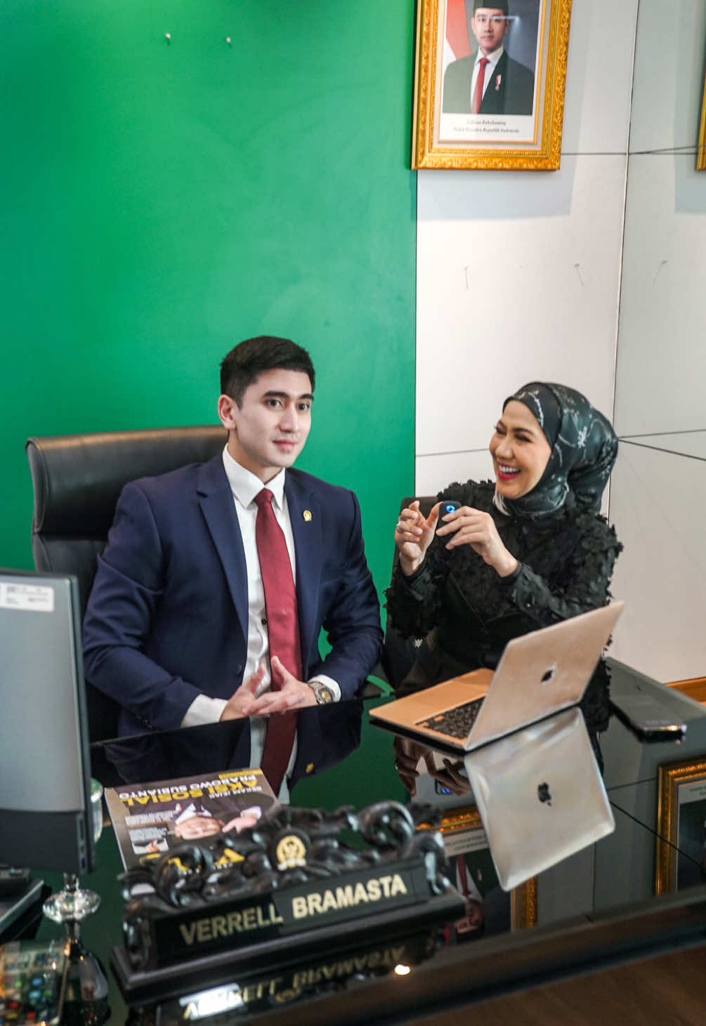 lagi kerja, disamperin istri ❌ lagi kerja, disamperin mama tersayang ✅