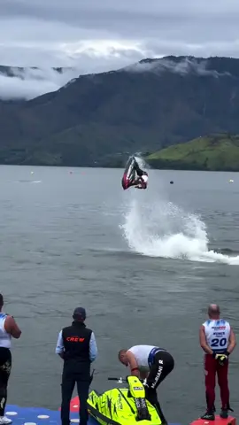 Danau Toba Keren 👍 📹 IG : leonardalfaroas #danautoba #samosir #pangururan #waterfront #aquabike #jetski #wisatasumut #sumut #fyp #fypシ #tiktok #viral 