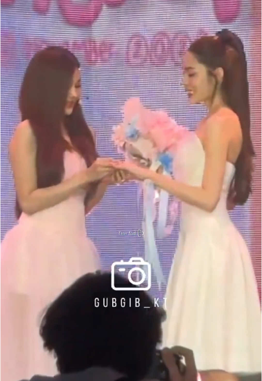 Là diễn nhưng tui thấy hạnh phúc thật sự, vì đây là khoảnh khắc tui mong nó sẽ thành thật ☺️. Họ tuơi cuời đeo nhẫn cho nhau, nhưng người rớt nước mắt là tui 😁                                                            Cr: trên video #engfa #charlotte #engfawaraha #charlotteaustin #อิงฟ้าวราหะ #ชาล็อตออสติน #อิงล็อต #englot 