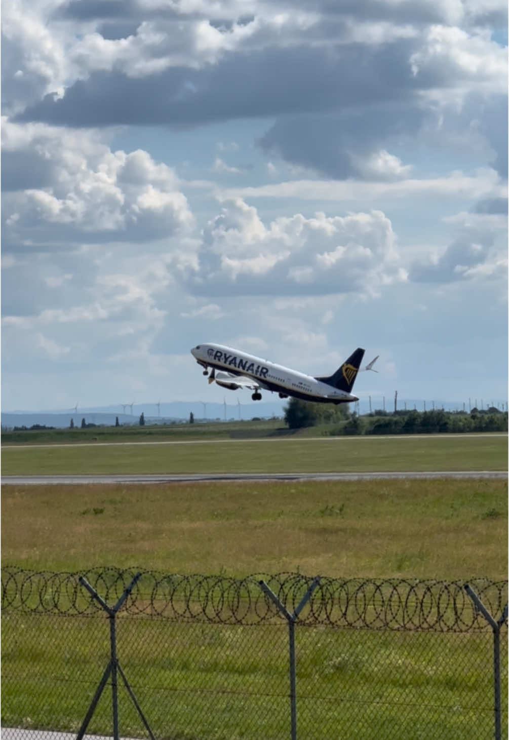 Ryanair Boeing 737 #takeoff #aviation #airplane #planespotting #boeing737 #airport #ryanair 
