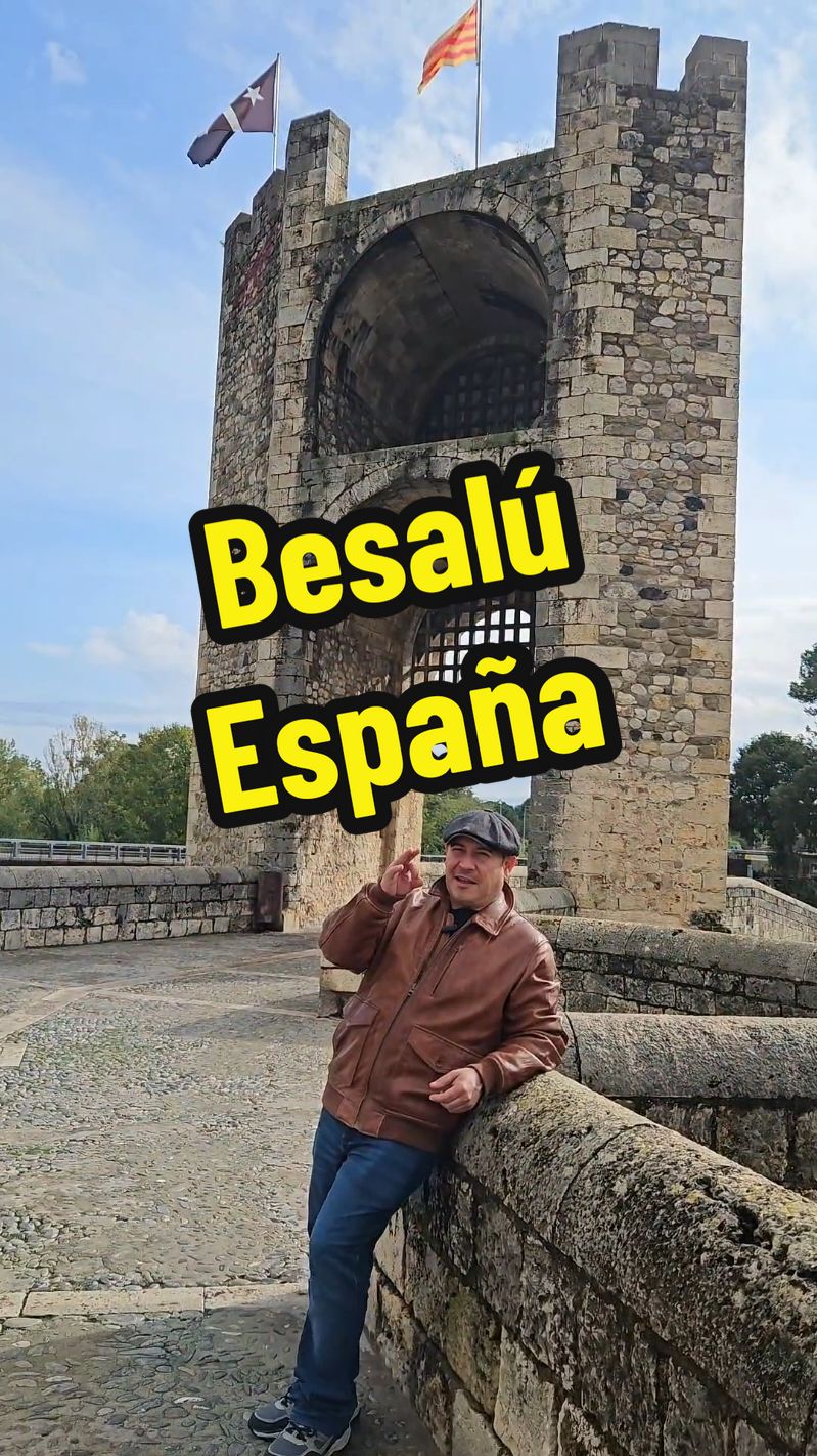 🔥 Besalú es un encantador pueblo medieval situado en la comarca de La Garrotxa, en la provincia de Girona, Cataluña. Conocido por su impresionante arquitectura medieval, Besalú es uno de los pueblos más bonitos y mejor conservados.  🔥 En Besalú se lleva a cabo cada año la Fira de Forjadors i Artistes del Ferro. Este evento reúne a los mejores maestros forjadores y artistas del hierro, quienes realizan demostraciones en vivo de su arte. La feria es una oportunidad única para ver cómo trabajan estos artesanos y admirar sus impresionantes creaciones.   #forjaartesanal #españa #Besalú