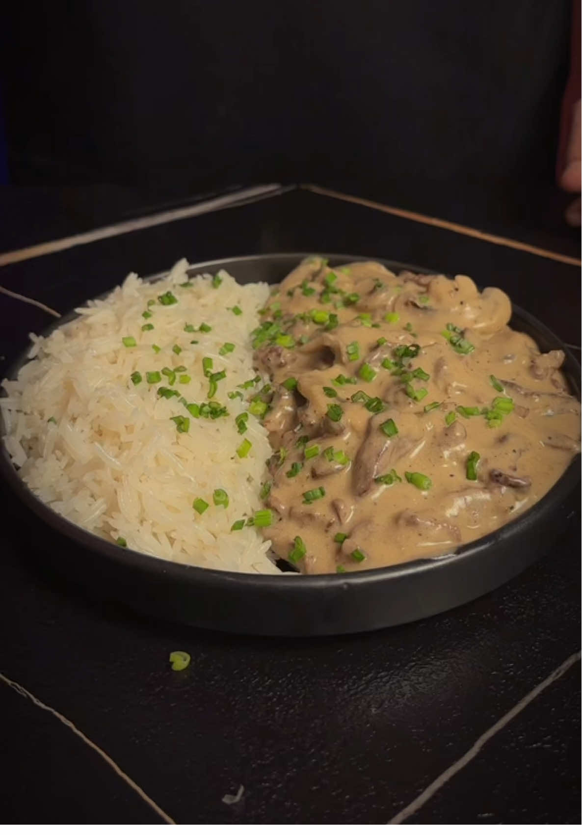 بيف ستراغنوف  …… لحم بقر / او دجاج مقطع شرائح  ثوم بودرة نصف ملعقة صغيرة  فلفل اسود نصف ملعقة صغيرة  ملح …. زبدة  بصل مثروم ناعم حبة متوسطة  فطر شرائح يفضل طازج كمية حسب الرغبة  طحين ملعقة كبيرة  مكعب مرقة لحم مذوبة بماء حار خردل ملعقة صغيرة  ورشستر صوص ملعقة صغيرة ( اختياري) كريمة طبخ من بوك نصف كوب