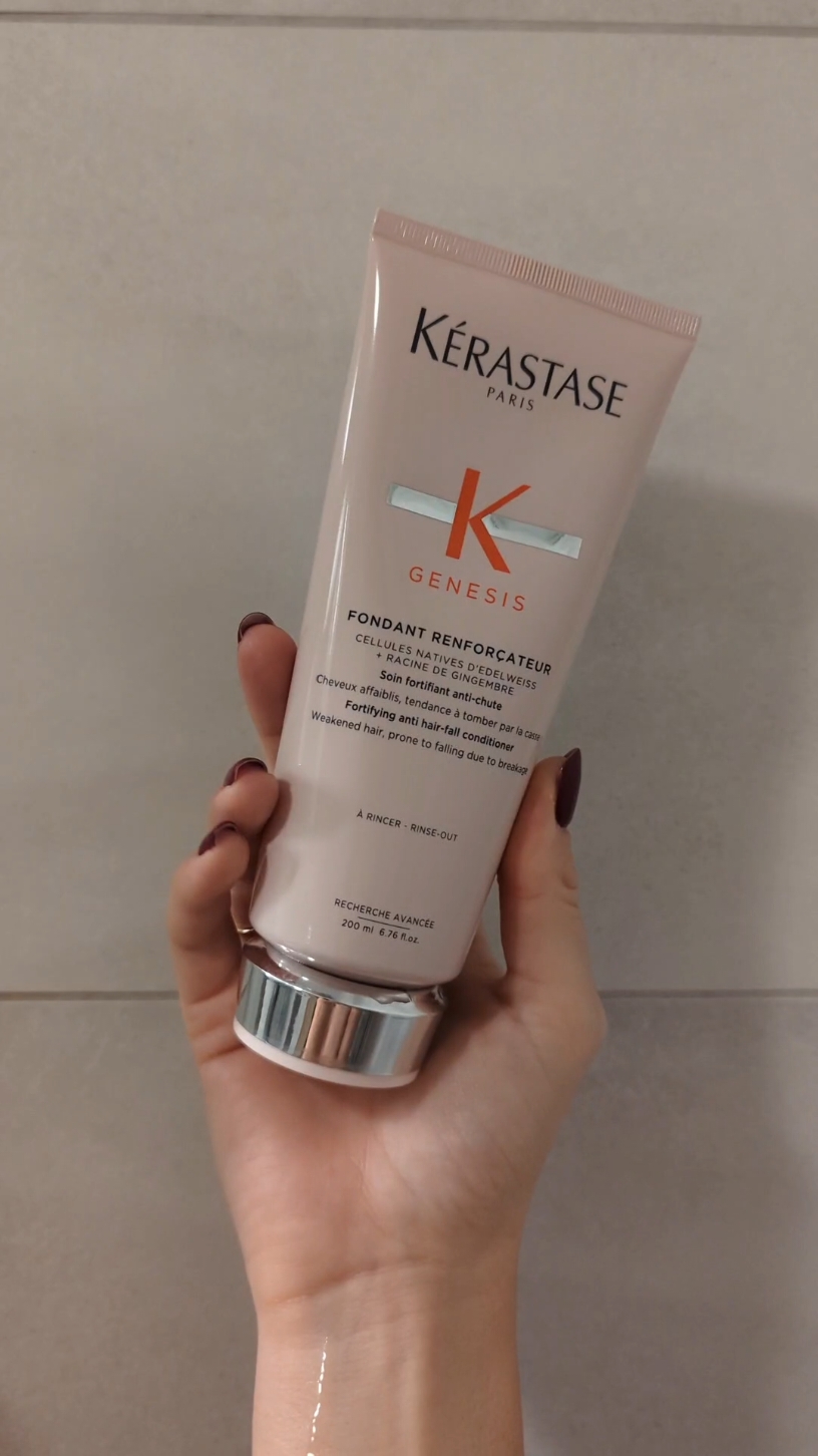 Miałam okazję pierwszy raz testować szampon i odżywkę Genesis od @Kérastase. Moje włosy chyba nigdy nie były tak lśniące, a używałam tylko dwóch produktów! 💖✨ @kerastase_official #kerastase #haircare #genesis #współpracareklamowabcl @beautycolab_pl #beautycolab  #hairstyle #hairtok #brunettegirl #haircare