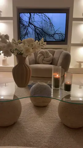Keyifli bir akşamınız olsun 🕯️🍂🤎 . . . . . . *Anzeige #neutralinterior#neutralhome #wohnzimmer #wohnzimmerideen #oturmaodası #oturmaodasıdekorasyonu #wohnzimmereinrichtung #livingroom#livingroomdecor #cozyhome #einrichtung #einrichtungsliebe #couch #couchstyle #beigecouch #livingroomstyle #inneneinrichtung #sofa #bouclesofa #boucle #couch #bubblesofa #dekokissen #pillow #oturmaodası #couchtisch #coffetable #livingroomsofa#werbungwegenmarkennennung