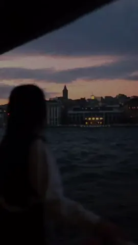 إمتلأت بالحُزن ،   لَم يَعد في قَلبي مساحة آمِنه #عبارات #تصميم #حالات_واتس #بنات #حزين #اكسبلور #fyp #💔 #بحر #موج #🌊 