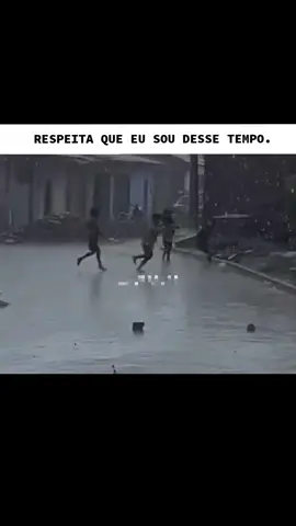 A combinação perfeita. Chuva e futebol na rua. Ninguém ficava resfriado... o futebol só terminava quando a chuva parava. #anos90 #nostagia #memorias #lembrancas #eusoudosanos90 