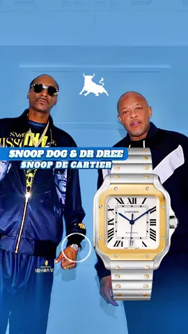 Snoop Dogg de Cartier junto com Dr. Dree 🔥⬇️ 🔹 O relógio Cartier Santos W2SA0009 possui caixa em aço inoxidável e ouro amarelo 18 quilates, com dimensões de 39,8 mm x 47,5 mm e espessura de 9,38 mm. O mostrador é prateado acetinado, com acabamento em raios de sol, algarismos romanos pretos e ponteiros em aço azulado no formato de espada. O bezel é de ouro amarelo 18 quilates, com parafusos visíveis. ⬇️ 🔹 O relógio é equipado com o movimento automático Calibre Cartier 1847 MC, que oferece uma reserva de marcha de aproximadamente 42 horas. A resistência à água é de 100 metros (10 bar). O cristal é de safira resistente a riscos. ⬇️ 🔹 O modelo inclui o sistema QuickSwitch para troca rápida de pulseiras e é fornecido com uma pulseira de aço inoxidável e outra de couro. O ajuste é realizado pelo sistema SmartLink. As funções incluem horas, minutos, segundos centrais e data em janela posicionada às 6 horas. 🔥 Deixe seu like 🚀 #watch #watches #calfwatches #relogios #relogio #cartier #snoopdogg