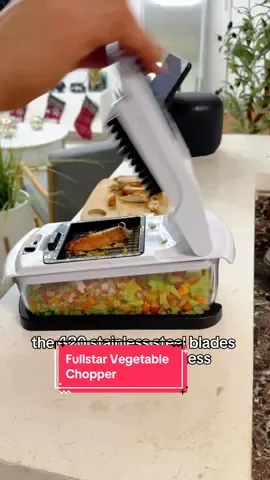 Elevate your meal prep game with Fullstar Vegetable Choppers! Explore the different variations this product offers and discover the features that make it your to-go kitchen companion.  #KitchenEssentials #CookingMadeEasy  #HomeChefTools  #HealthyCooking #timesaver 