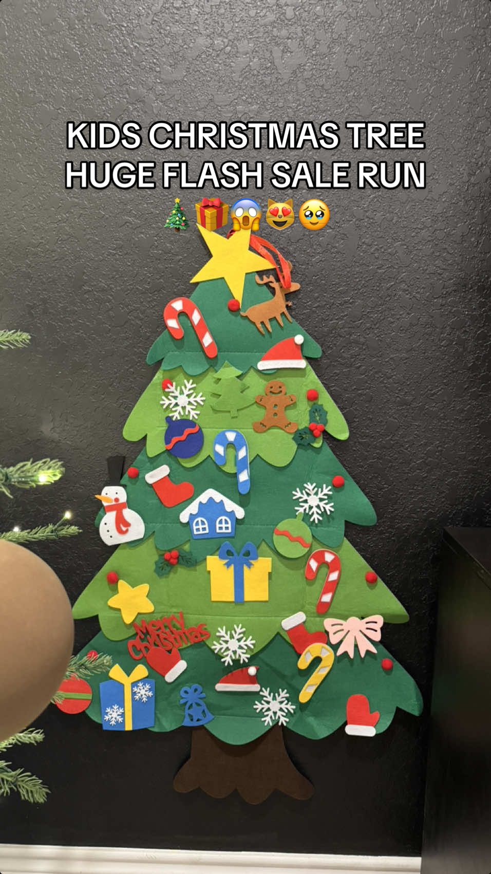 The perfect activity for everyone around the holidays 😻🎄🎁💖 #diytree #diychristmastree #tiktokshopblackfriday #tiktokshopcybermonday #giftguide #ttsdelight #giftsforkids #activitiesforkids 