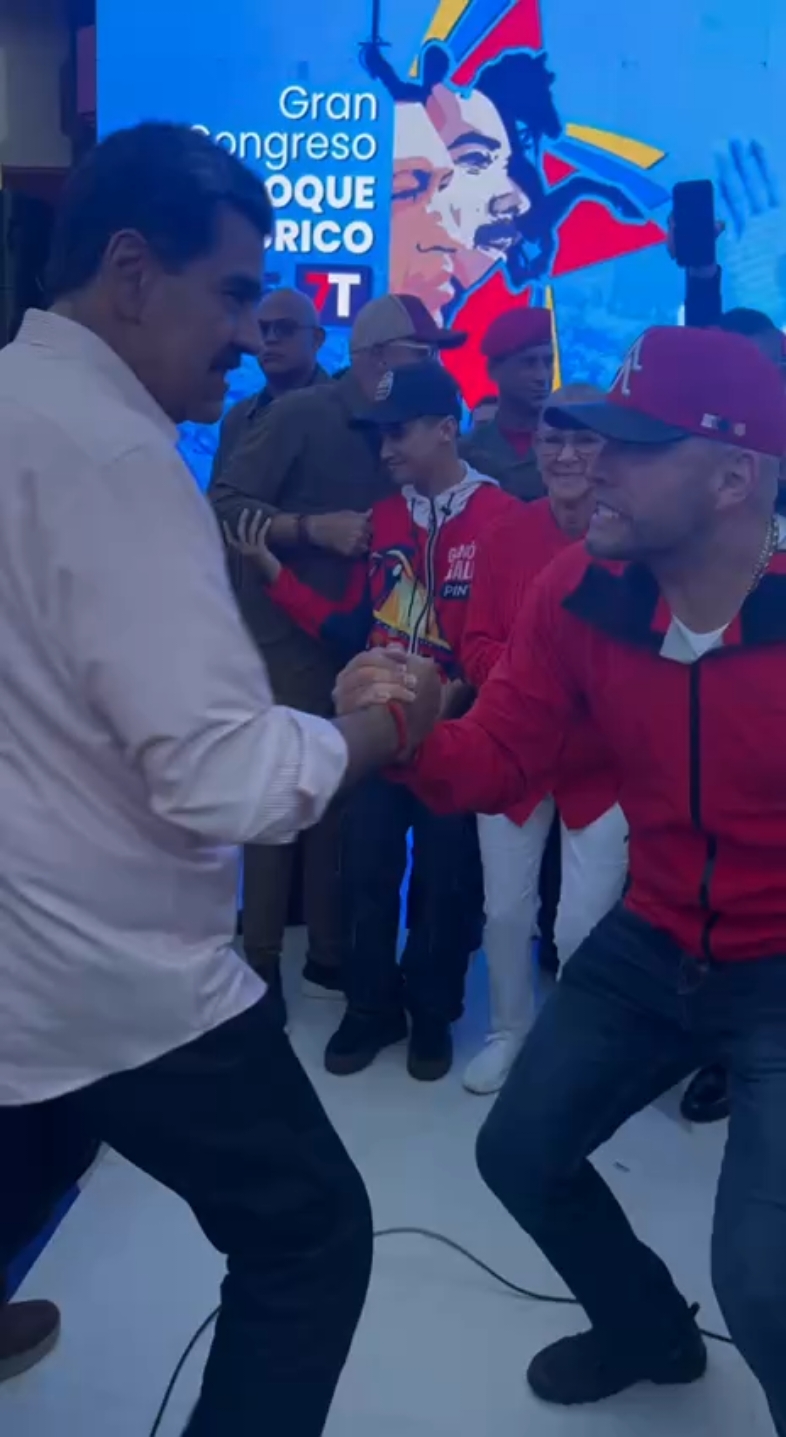 Sigan creyendo esos cuentos locos jajajqja. #potroalvarez #potro #nicolasmaduro #presidente #nicolas #venezuela #cuarteldelamontaña @Nicolás Maduro @Cilia Flores 