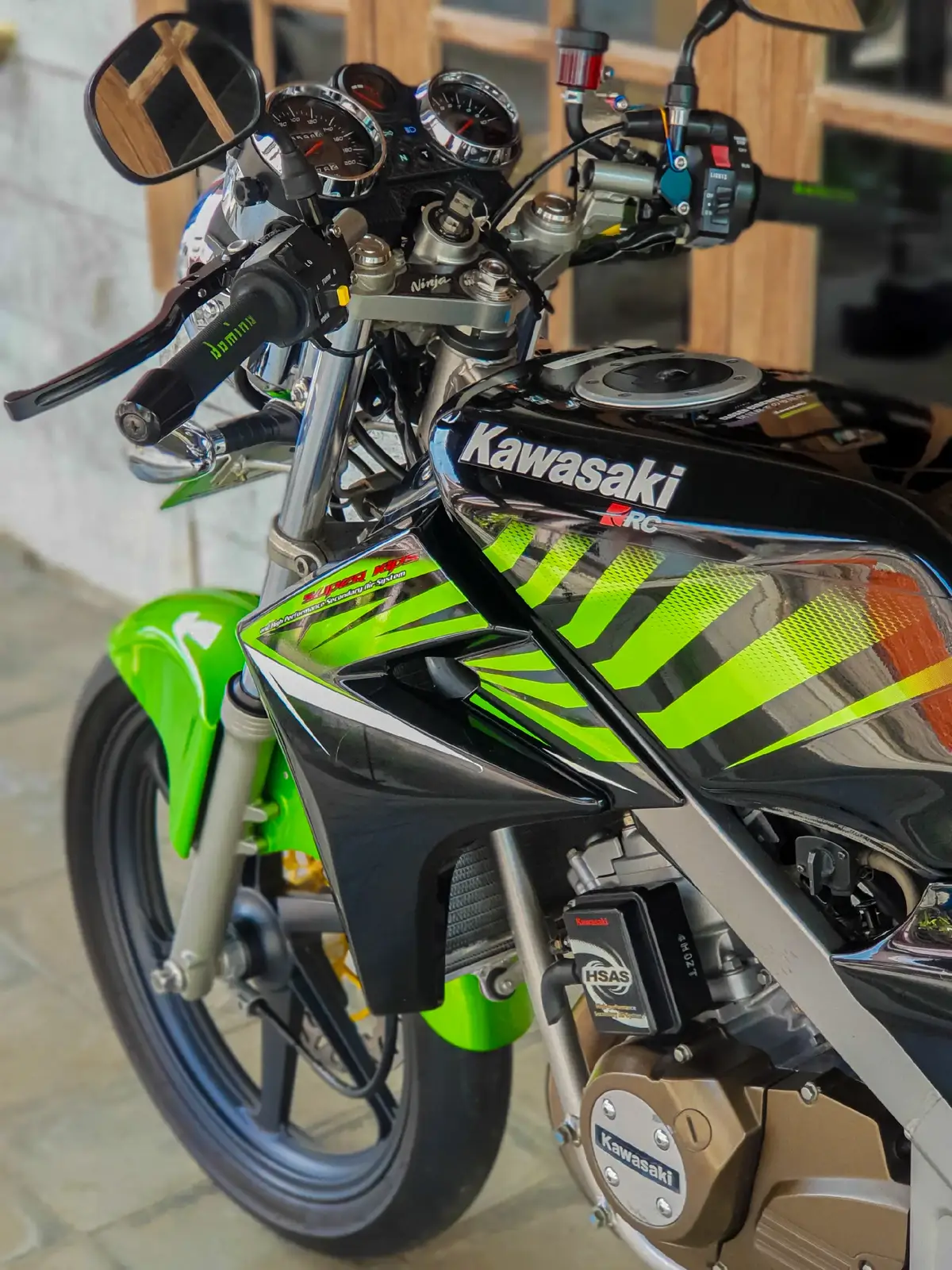 Ninja SS 150 2014 Hijau Zebra (Asli sesuai Faktur) Plat N Kab. Pasuruan Pajak Aktif (Bulan 10) Plat sampai 2029 Surat lengkap : Faktur, BPKB (proses balik nama), STNK Mesin Ori (Segel) Kelistrikan Ori (Fullwave) Cat dan Striping Original (nol sulam) Kunci 2 pcs Ori Part Modifikasi: Swing arm belakang ori di custom  Oli samping Motul (pisah) Radiator BPro V2 Gambot Knalpot RS1 Cobra Silincer Corse Project Carbon Footstep belakang RC3 Master rem KTC Radial Grip Domino ORI Lampu LED fullwave Selang rem D/B TDR Carbon Kaliper depan Nissin Samurai 2P Velg Enkei Bajaj ORI custom Ban IRC Fasti 1 D/B Disc Brake depan PSM 300mm Shock belakang VND Ori (tabung pisah) Gie set SSS Selang Radiator Samco Selang Radiator Samco Disk belakang Daytona Accu GS baru Part kecil lihat di foto ya.. Nb: Part ori ada Lokasi : Bojonegoro, Jawa Timur Harga : 70 jt nego  Kontak : 0857 3544 4860 (Khafit Garage)