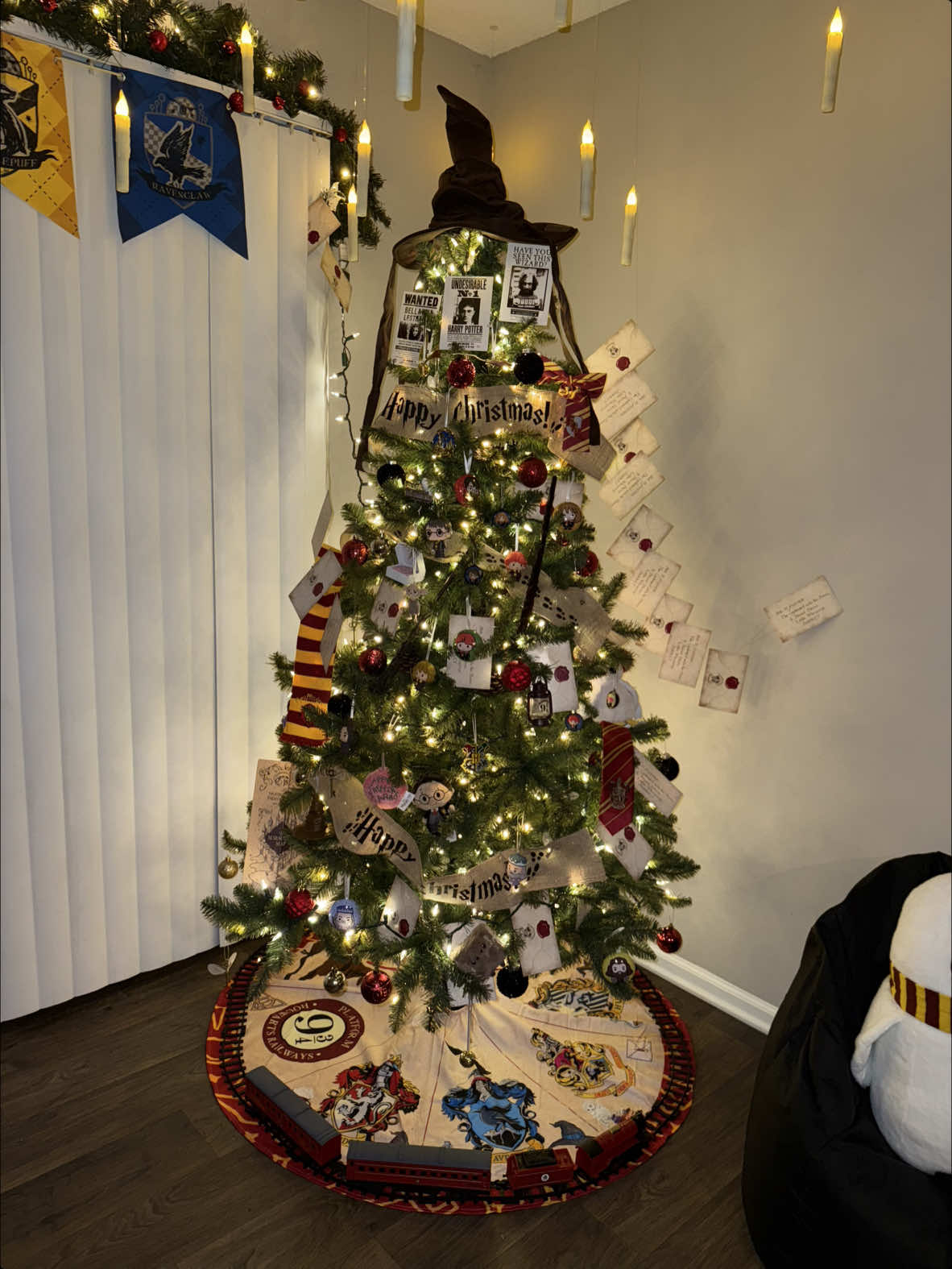 •Mi árbol de navidad soñado de Harry Potter⚡️😍❤️ •Nuestro primer arbolito como esposos, te amo neni @dasilvaeduardo1185 😍❤️ •Amando todas las tiendas en las que pude conseguir todo para sueño😍 @Walmart  @Amazon  @Hallmark  @Miniso Official  @SHEIN  #navidad #merrychristmas #harrypotter #navidadharrypotter #hogwarts @harrypotter #merrychristmasharrypotter #christmas #christmasharrypotter #harrypotterfan #harrypotterworld #amazon #walmart #miniso #hallmark @daniel9340 @rowllingofficial 